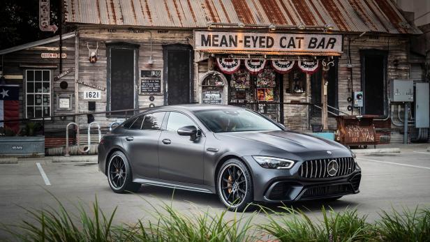 Ein grauer Mercedes-AMG GT steht vor der „Mean-Eyed Cat Bar“ in Austin, Texas.