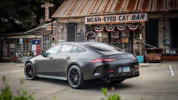 Ein grauer Mercedes-AMG GT steht vor der „Mean-Eyed Cat Bar“ in Austin, Texas.