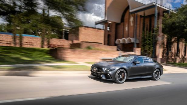 Ein grauer Mercedes-AMG GT 63 S E Performance fährt auf einer Straße.
