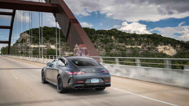 Ein grauer Mercedes-AMG GT 63 S fährt über eine Brücke.