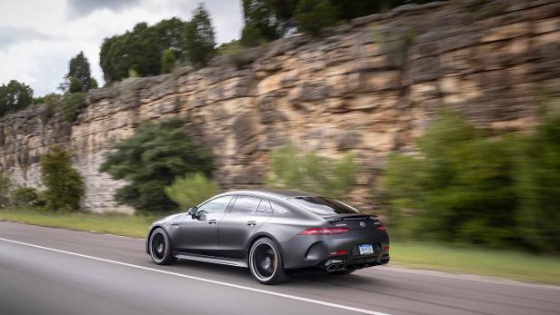 Ein grauer Mercedes-AMG GT 63 S fährt auf einer Landstraße.