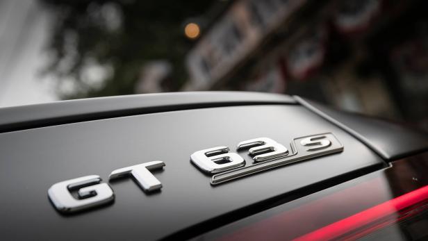 Das Chrom-Emblem „GT 63 S“ auf der Rückseite eines Autos.