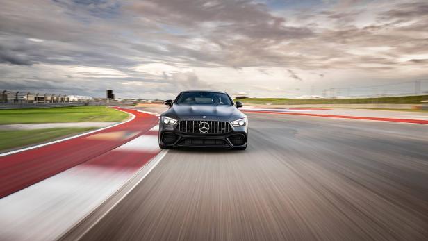 Ein grauer Mercedes-AMG fährt auf einer Rennstrecke.