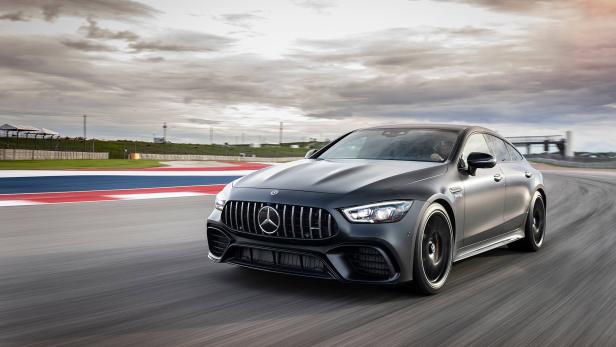 Ein grauer Mercedes-AMG GT 63 S E Performance auf einer Rennstrecke.
