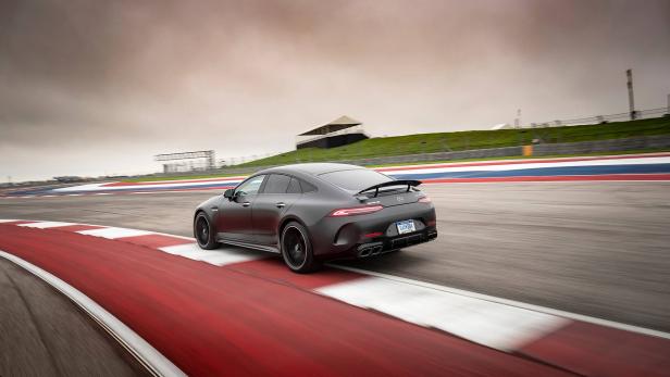 Ein grauer Mercedes-AMG GT 63 S fährt auf einer Rennstrecke.