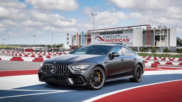 Ein grauer Mercedes-AMG GT 63 S E Performance vor dem Circuit of the Americas.
