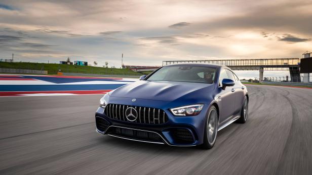Ein blauer Mercedes-AMG GT 63 S E Performance auf einer Rennstrecke.