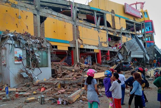 "Gott steh mir bei": Hunderte Tote bei Tsunami in Indonesien