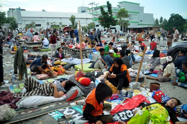 "Gott steh mir bei": Hunderte Tote bei Tsunami in Indonesien