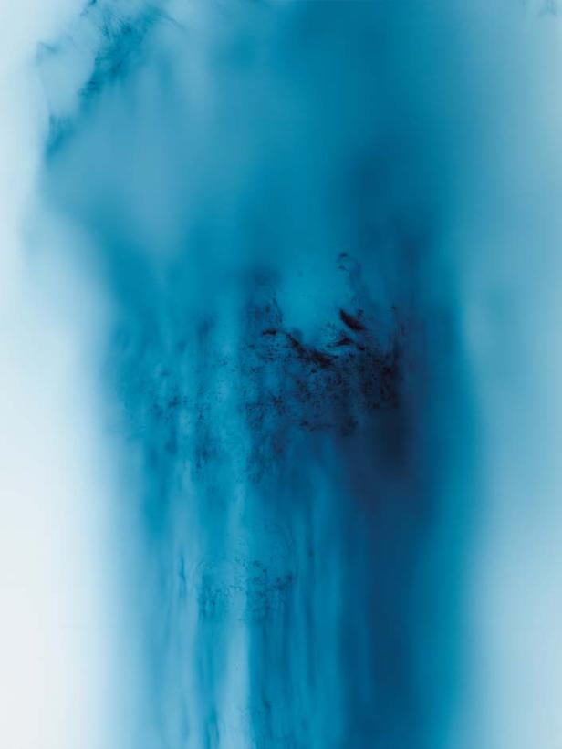 Abstrakte Darstellung von blauen und schwarzen Farbtönen.