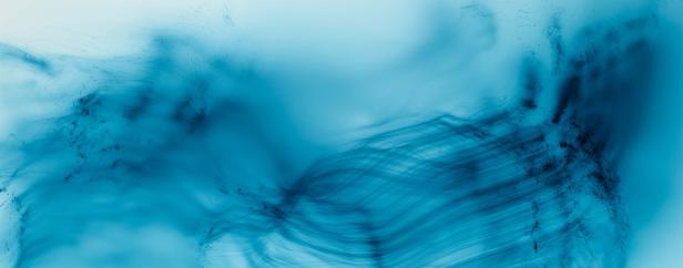 Abstrakte Darstellung von blauen Farbwirbeln.