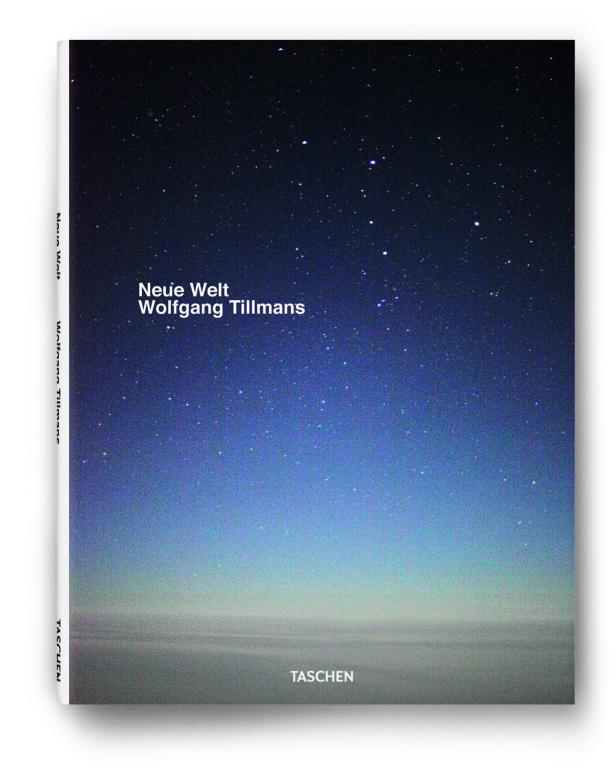 Das Cover des Buches „Neue Welt“ von Wolfgang Tillmans zeigt einen Sternenhimmel.