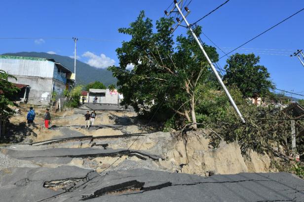 Naturkatastrophe in Indonesien: Mehr als 1.200 Tote