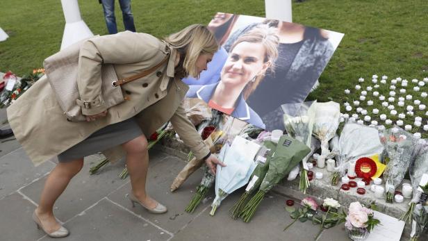 Laut will es niemand sagen, aber der Mord an der Abgeordneten Jo Cox hat die Stimmung gedreht.