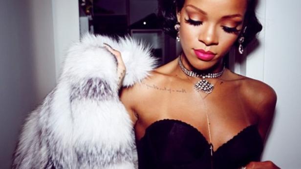 Rihanna mit Pelzmantel, Halskette und schwarzem trägerlosen Oberteil.