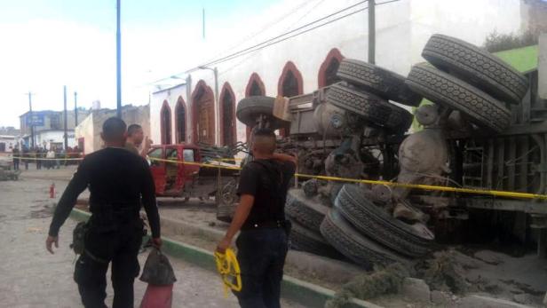MEXICO TRAFFIC ACCIDENT Ein umgestürzter Lastwagen liegt auf der Seite in einer Stadt.