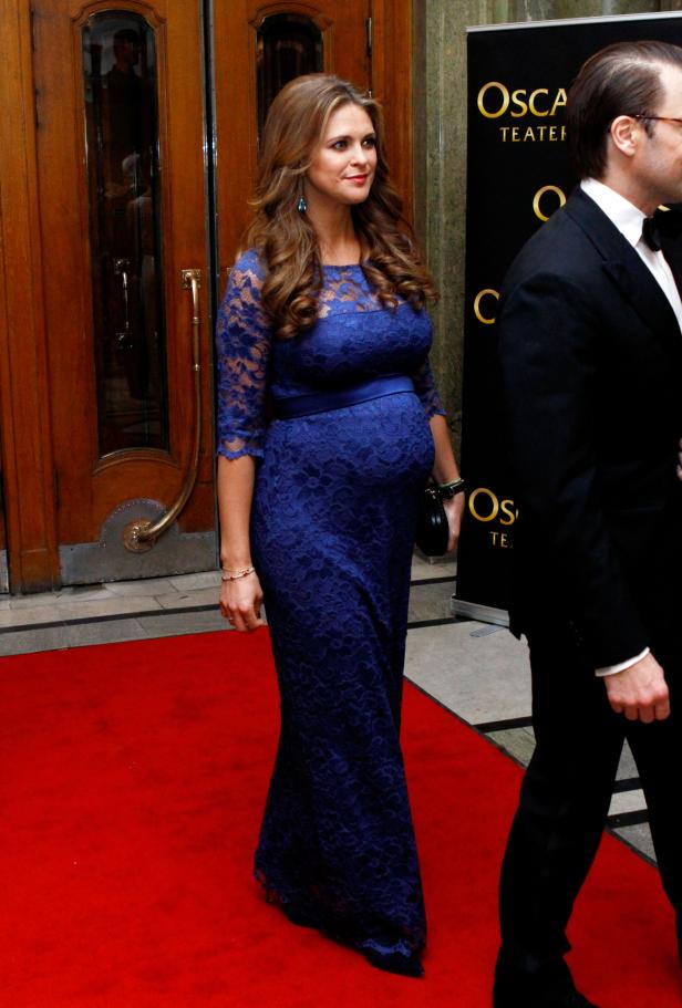 Prinzessin Sofia von Schweden in einem blauen Kleid auf dem roten Teppich.