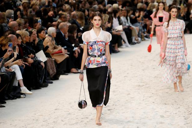 Chanel-Show in Paris: Lagerfeld lässt Strand aufschütten