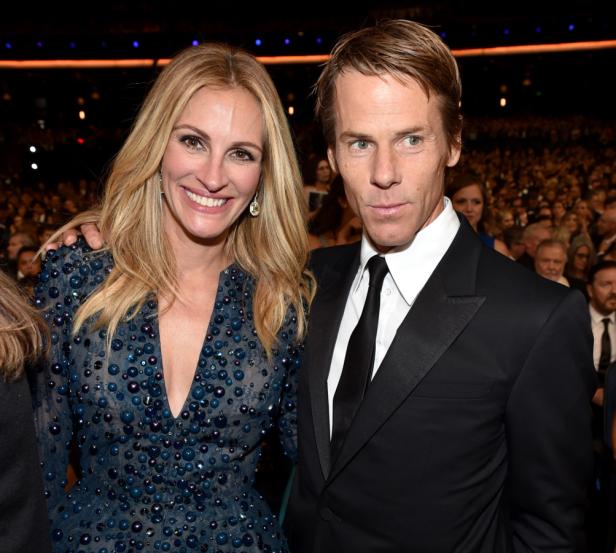 IMAGE DISTRIBUTED FOR THE TELEVISION ACADEMY - EXC… Julia Roberts und Danny Moder posieren auf einer Veranstaltung.