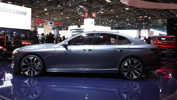 Vietnamesischer Hersteller VinFast zeigt Limousine und SUV