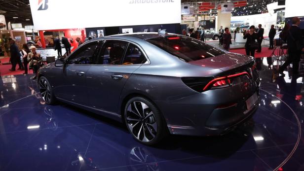 Vietnamesischer Hersteller VinFast zeigt Limousine und SUV