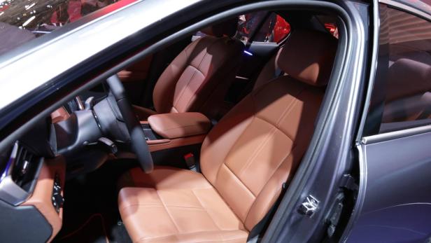 Vietnamesischer Hersteller VinFast zeigt Limousine und SUV