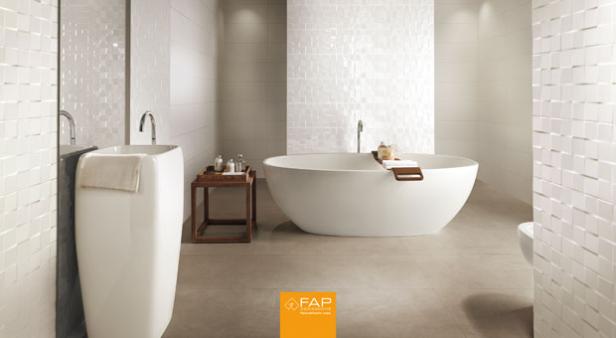 Ein Badezimmer mit freistehender Badewanne und modernem Waschbecken.
