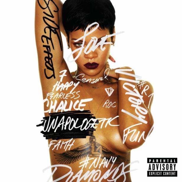 Das Cover von Rihannas Album „Unapologetic“ mit Schriftzügen und Tattoos auf ihrem Körper.