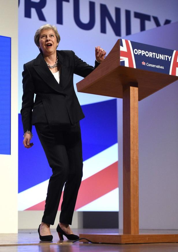 Theresa May tänzelt zu Abba - das Netz steht Kopf