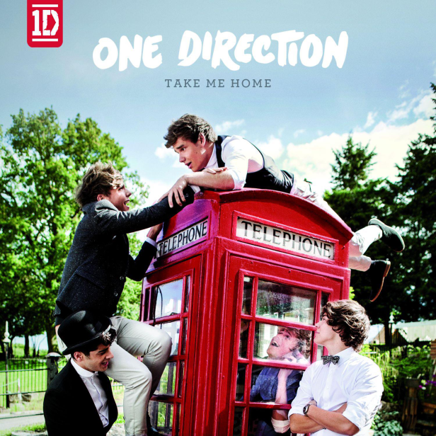 Die Band One Direction posiert um eine rote Telefonzelle für das Album „Take Me Home“.
