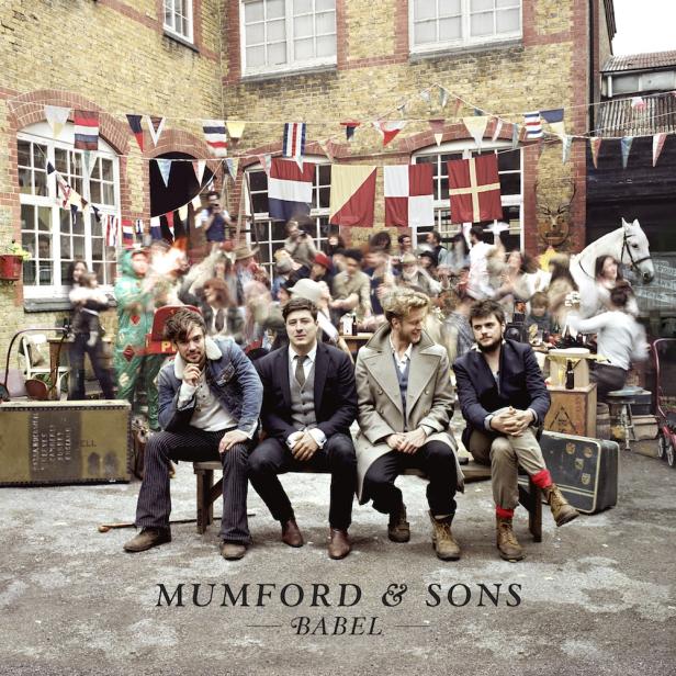 Das Cover des Albums „Babel“ von Mumford & Sons zeigt die Band vor einer verschwommenen Menschenmenge und Flaggen.