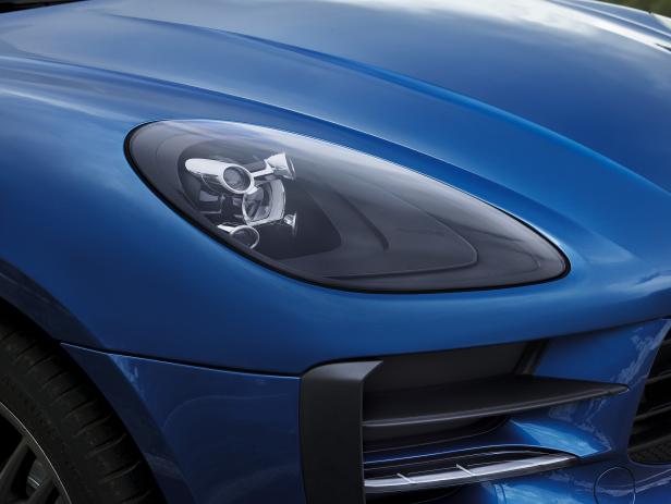 Detailansicht eines blauen Porsche-Scheinwerfers.