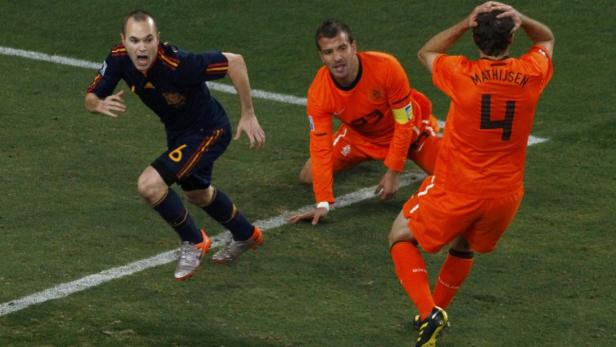 Andrés Iniesta läuft an zwei niederländischen Spielern vorbei.