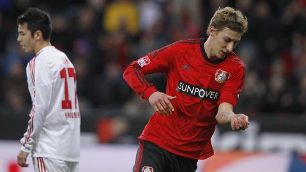 Ein Fußballspieler im roten Trikot von Bayer Leverkusen auf dem Spielfeld.