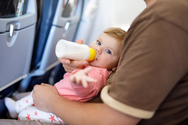 Was bei Flugreisen mit Kleinkindern zu beachten ist
