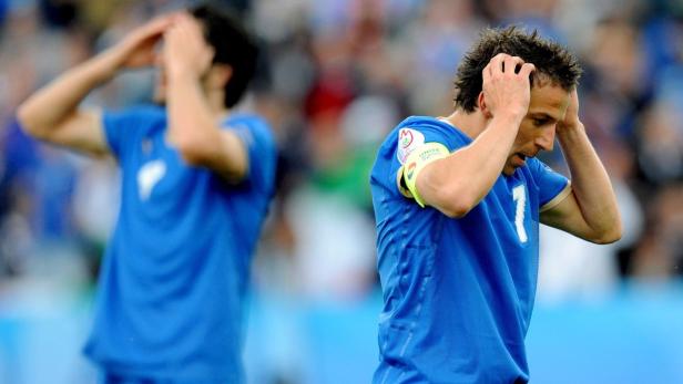 Zwei Fußballspieler in blauen Trikots wirken enttäuscht.