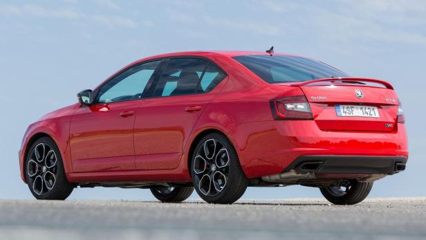 Ein roter Škoda Octavia RS, aufgenommen von hinten.