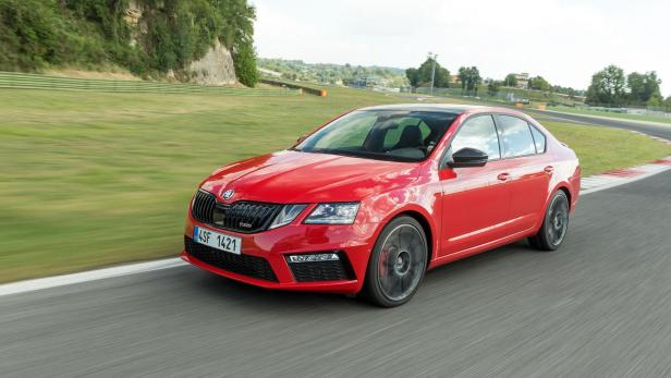 Ein roter Škoda Octavia RS fährt auf einer Rennstrecke.