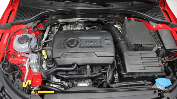 Einblick in den Motorraum eines roten Skoda mit TSI-Motor.