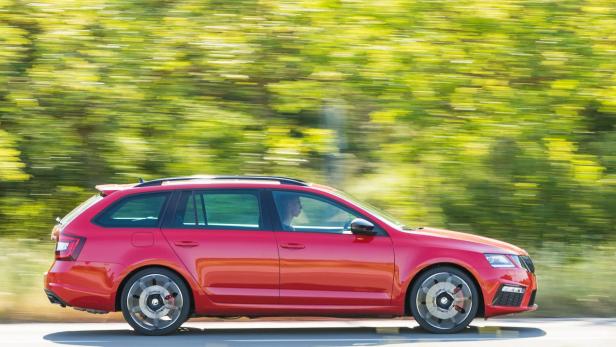 Ein roter Škoda Octavia Kombi fährt auf einer Straße.