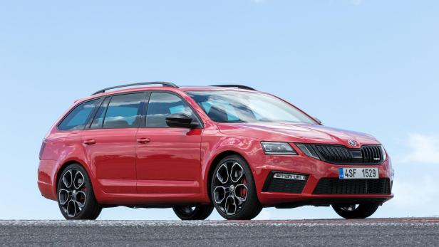 Ein roter Škoda Octavia RS Kombi vor blauem Himmel.