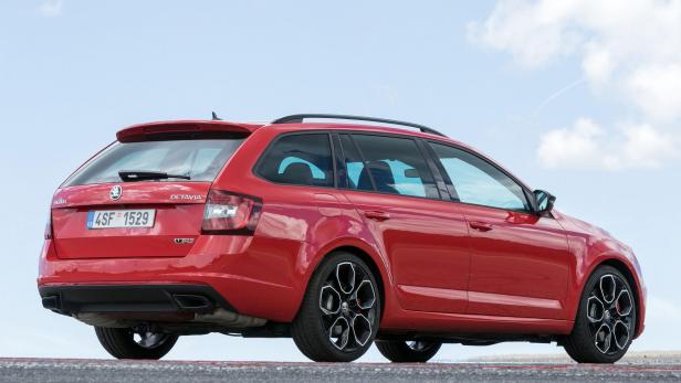 Ein roter Škoda Octavia Combi RS auf einer asphaltierten Fläche.