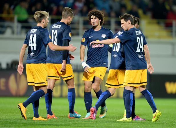 Mehrere Fußballspieler von Red Bull stehen auf dem Spielfeld.