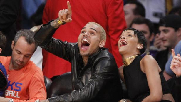 Chris Brown und Rihanna feuern bei einem Basketballspiel ihr Team an.