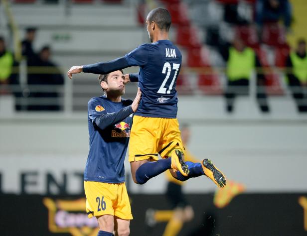 Zwei Fußballspieler von Red Bull feiern ein Tor.