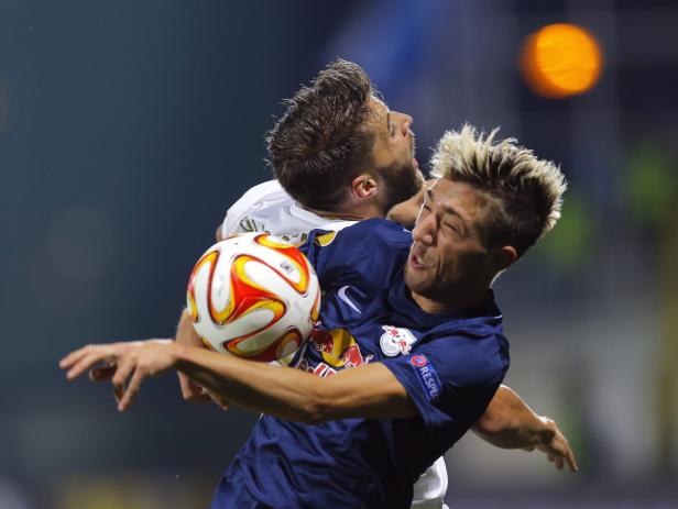 Zwei Fußballspieler kämpfen um den Ball.