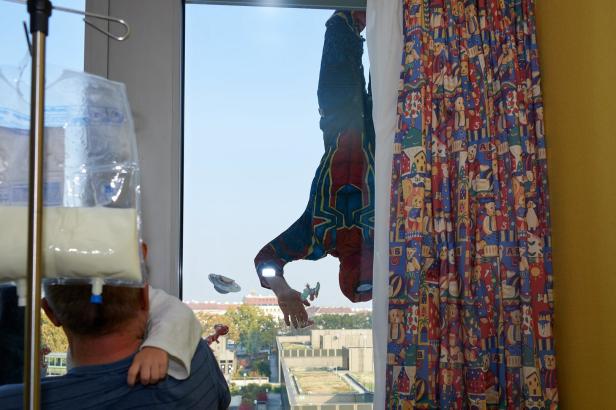 Superhelden am Krankenbett: Polizei überraschte Kinder