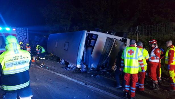 Autobus und Lkw auf A1 kollidiert: Zehn Verletzte