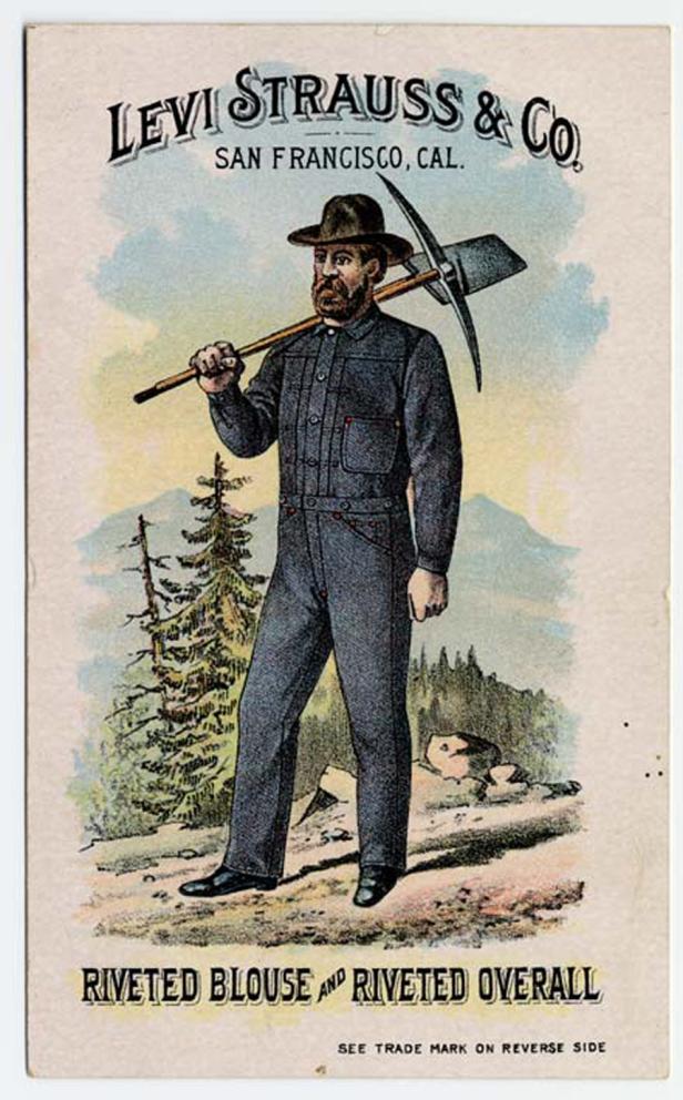 Ein Mann in Arbeitskleidung von Levi Strauss & Co. trägt eine Spitzhacke über der Schulter.