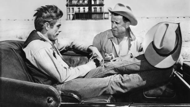 James Dean und George Stevens am Set von „Giganten“ in einem offenen Auto.